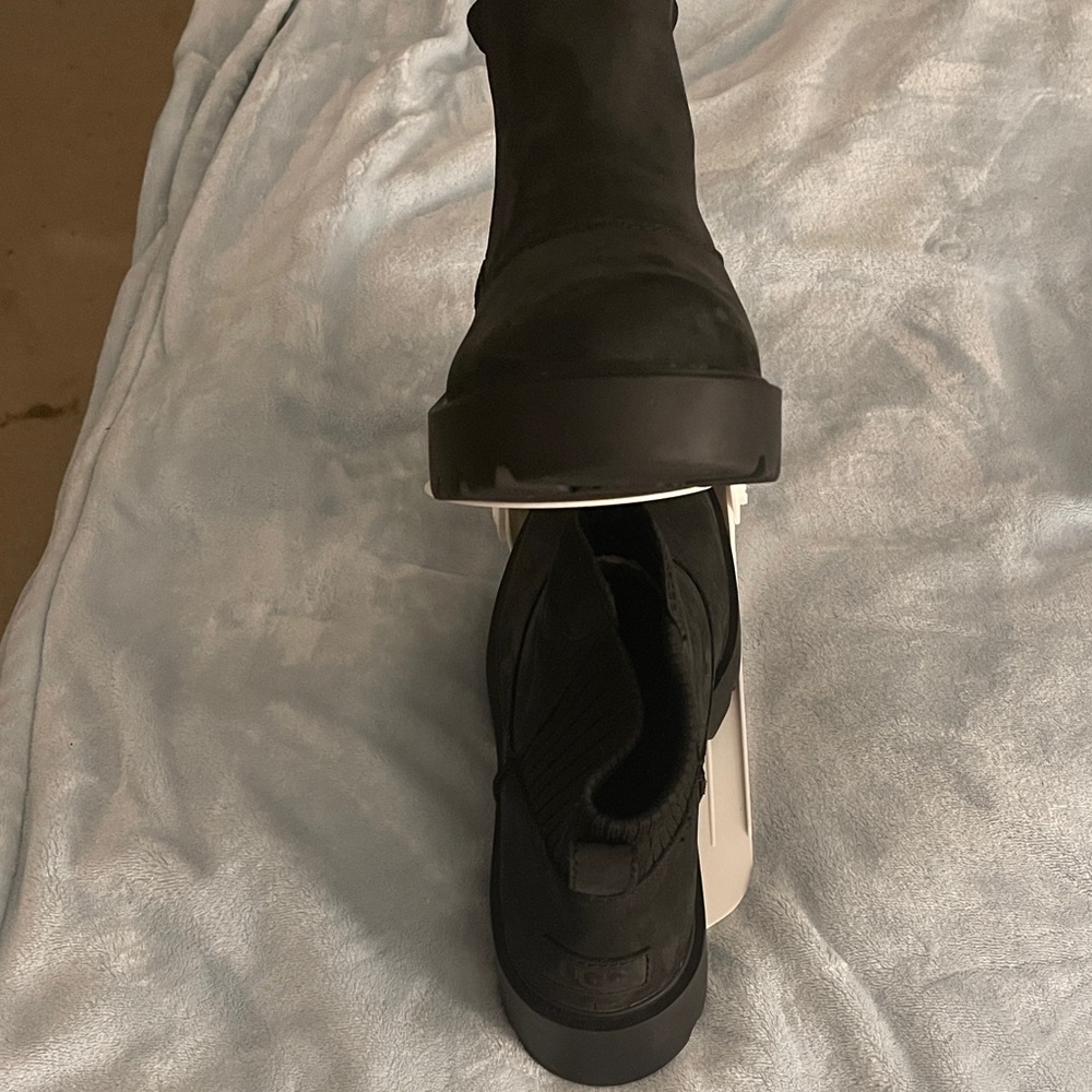 Women’s UGG Ballard Chelsea Black Boots.